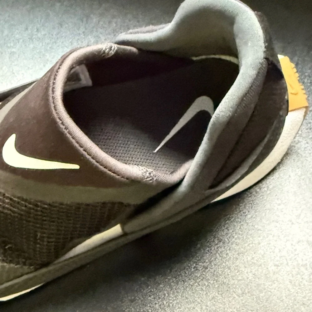 Nike Go FlyEase Black and White Mesh Gum Bottom Slip-Ons Women’s 7 ECU